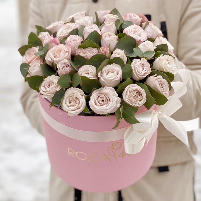 Розовые розы Энджел бомбастик с эвкалиптом в коробке